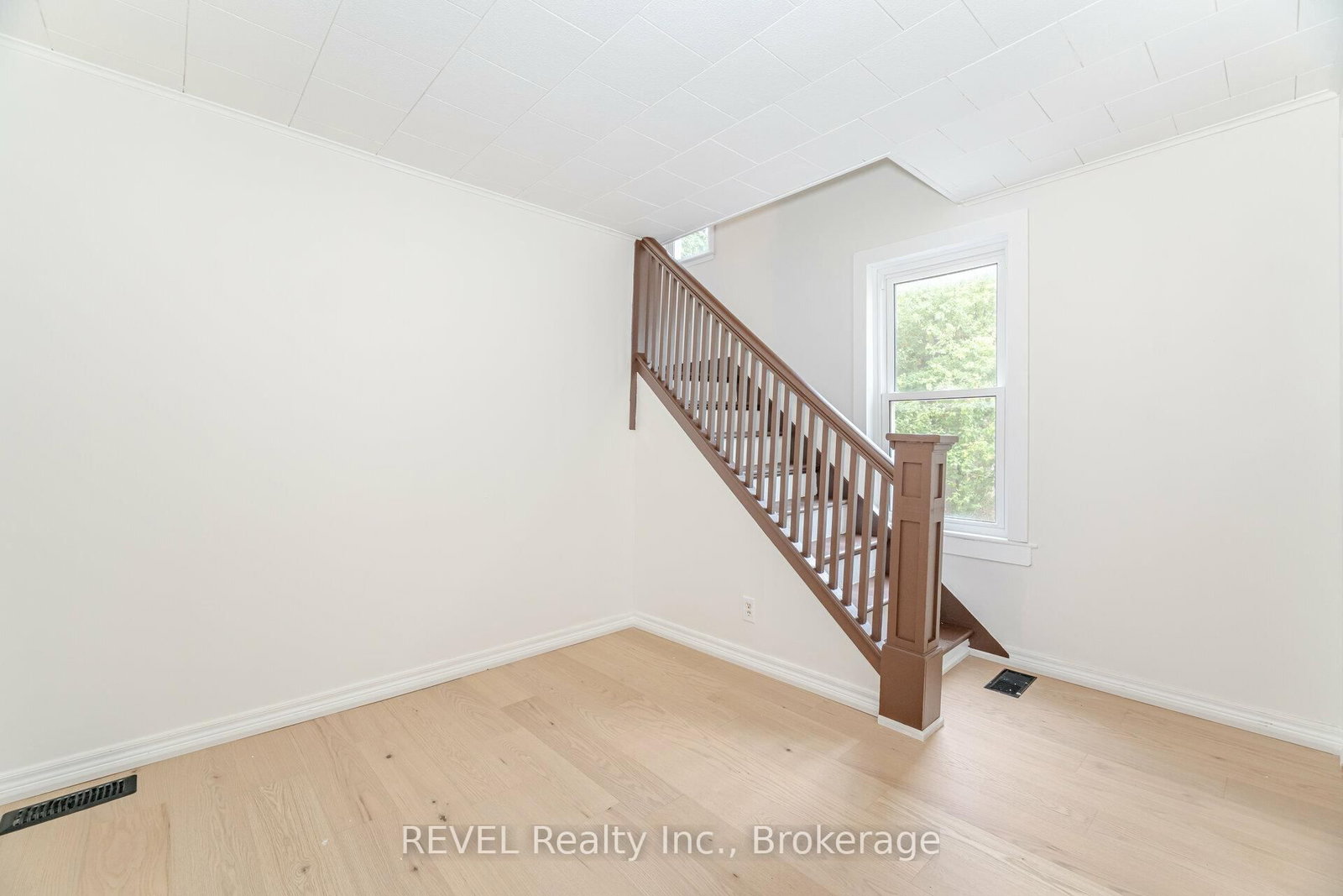 Detached House for sale at 39 Phipps Street, Fort Erie, Ontario, L2A 2V3 - Central - MLS: X12891090