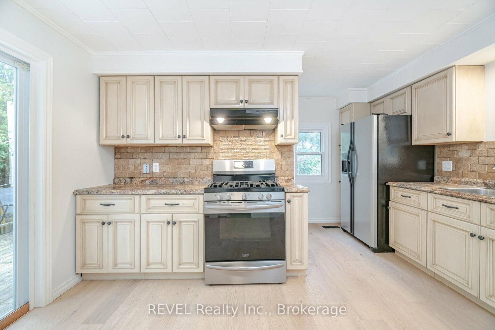 Detached House for sale at 39 Phipps Street, Fort Erie, Ontario, L2A 2V3 - Central - MLS: X12891090