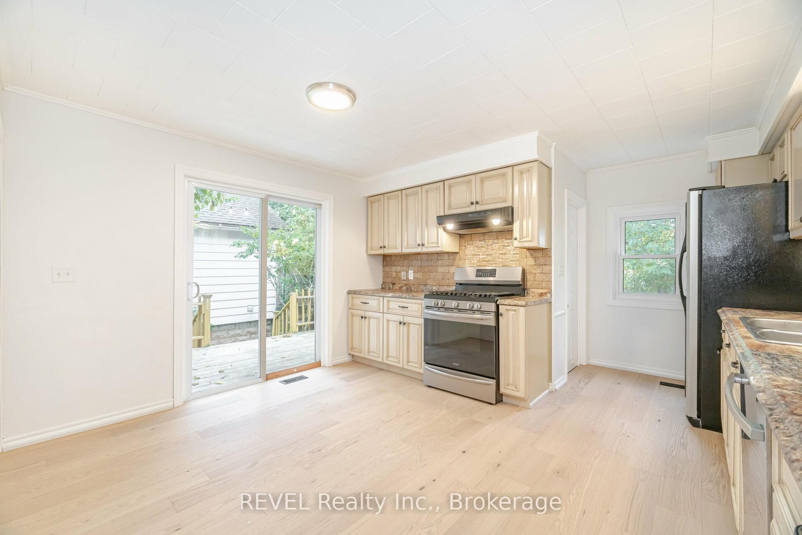 Detached House for sale at 39 Phipps Street, Fort Erie, Ontario, L2A 2V3 - Central - MLS: X12891090