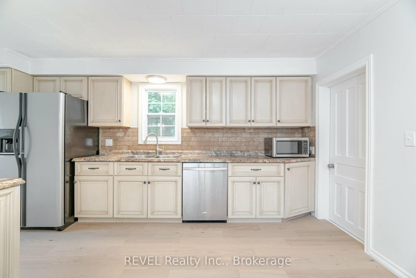 Detached House for sale at 39 Phipps Street, Fort Erie, Ontario, L2A 2V3 - Central - MLS: X12891090