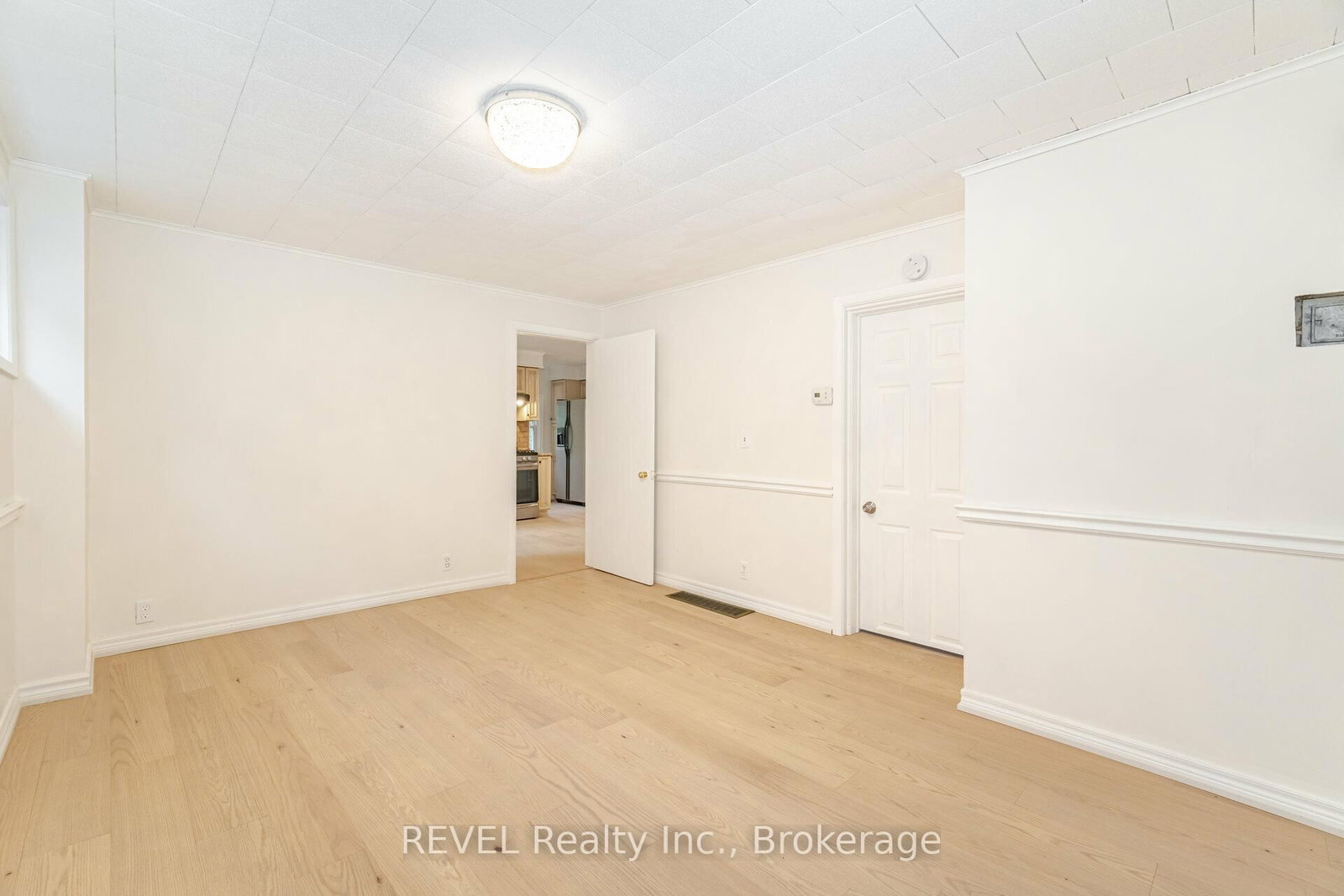 Detached House for sale at 39 Phipps Street, Fort Erie, Ontario, L2A 2V3 - Central - MLS: X12891090