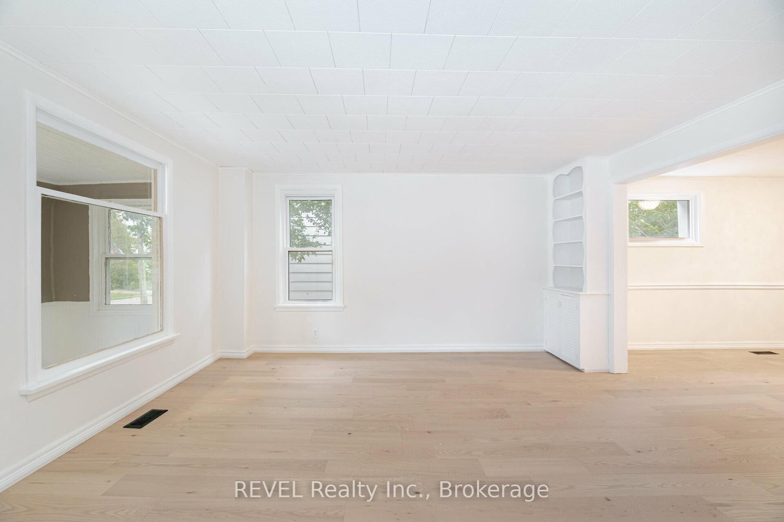 Detached House for sale at 39 Phipps Street, Fort Erie, Ontario, L2A 2V3 - Central - MLS: X12891090