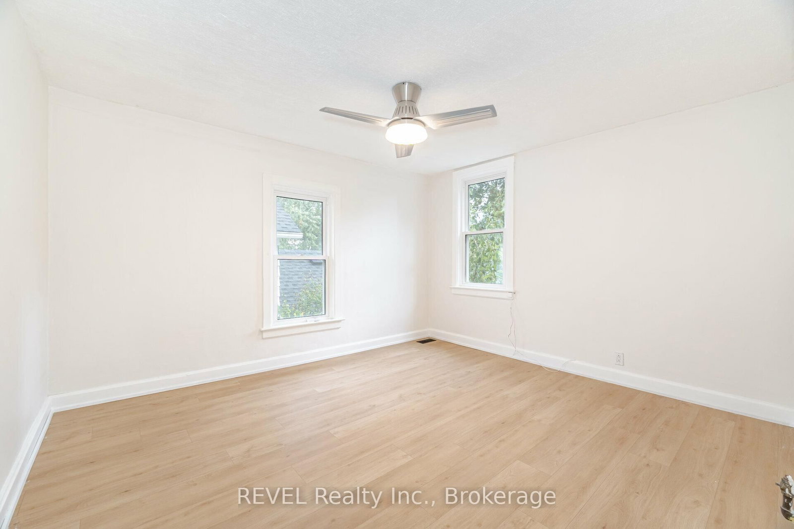 Detached House for sale at 39 Phipps Street, Fort Erie, Ontario, L2A 2V3 - Central - MLS: X12891090