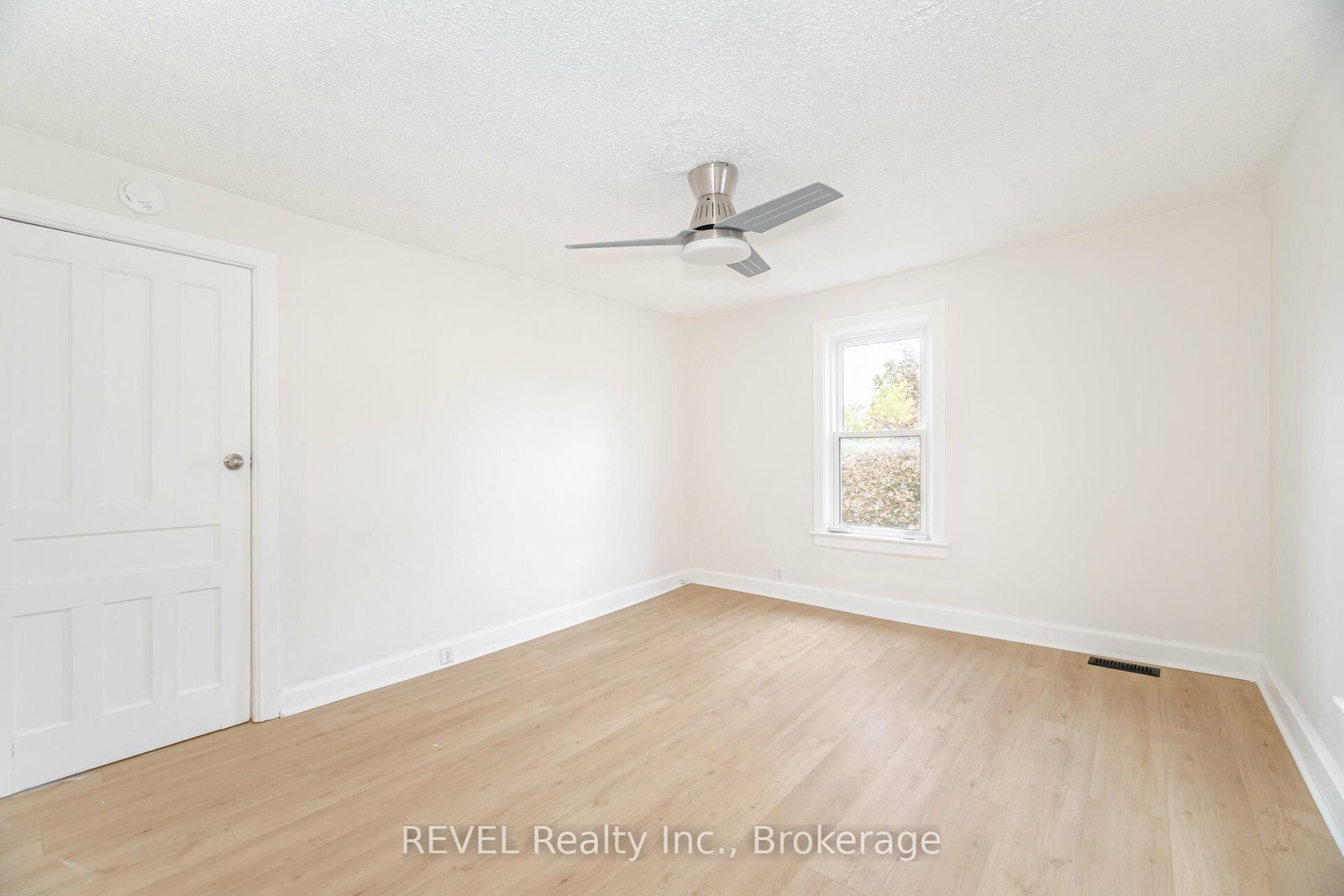 Detached House for sale at 39 Phipps Street, Fort Erie, Ontario, L2A 2V3 - Central - MLS: X12891090