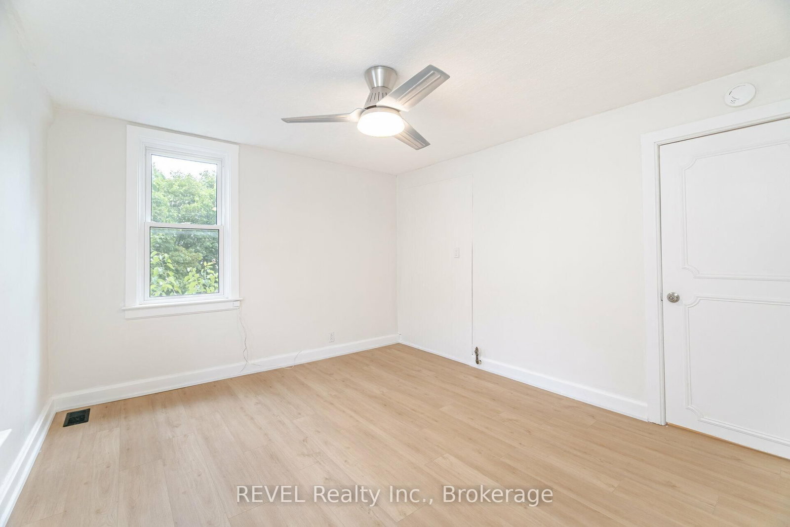 Detached House for sale at 39 Phipps Street, Fort Erie, Ontario, L2A 2V3 - Central - MLS: X12891090