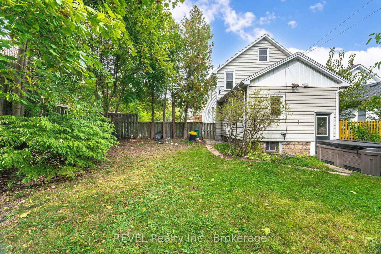 Detached House for sale at 39 Phipps Street, Fort Erie, Ontario, L2A 2V3 - Central - MLS: X12891090