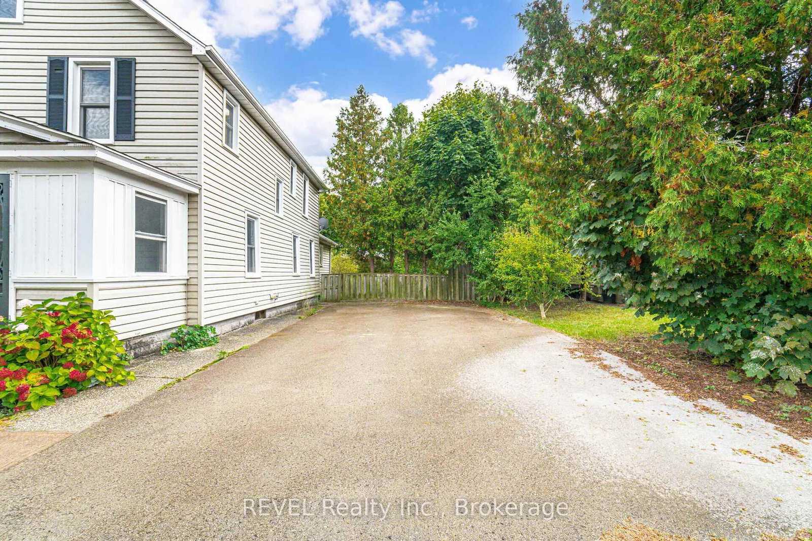 Detached House for sale at 39 Phipps Street, Fort Erie, Ontario, L2A 2V3 - Central - MLS: X12891090