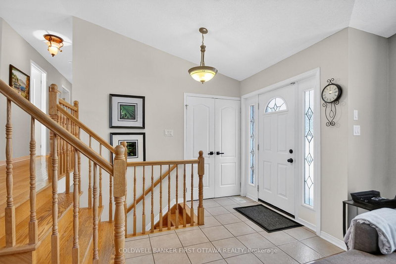 2960 Ernside Cres, Cumberland, K4C 1B6 | Image 2