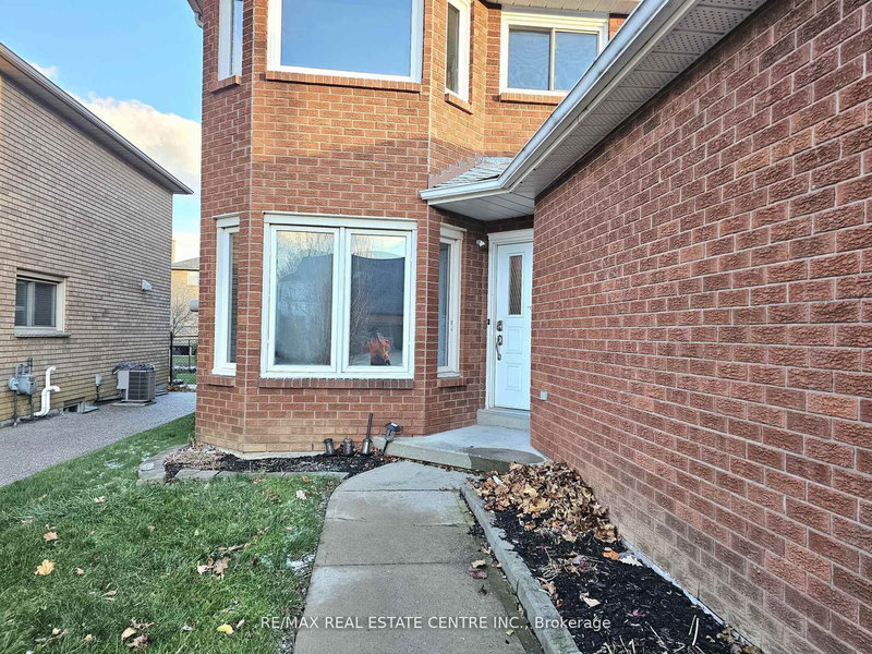486 Dicenzo Dr, Hamilton, L9B 2C4 | Image 2