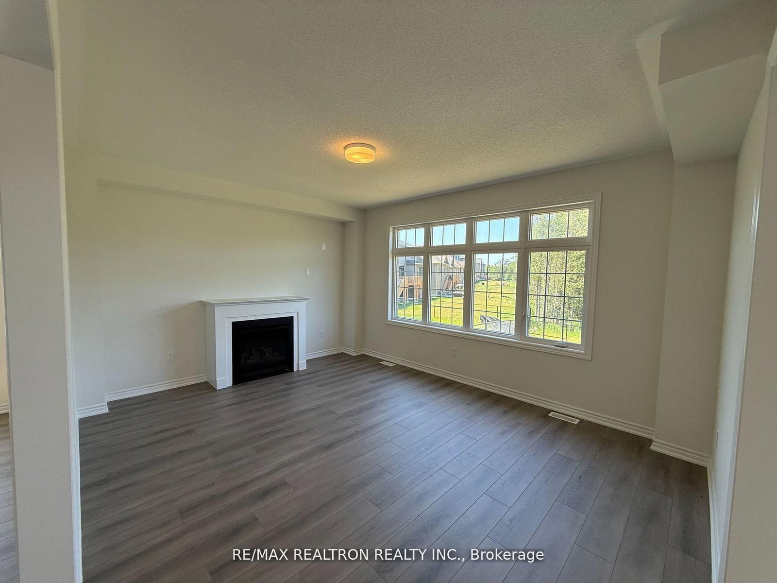 465 Hornbeck Street E - Photo 2