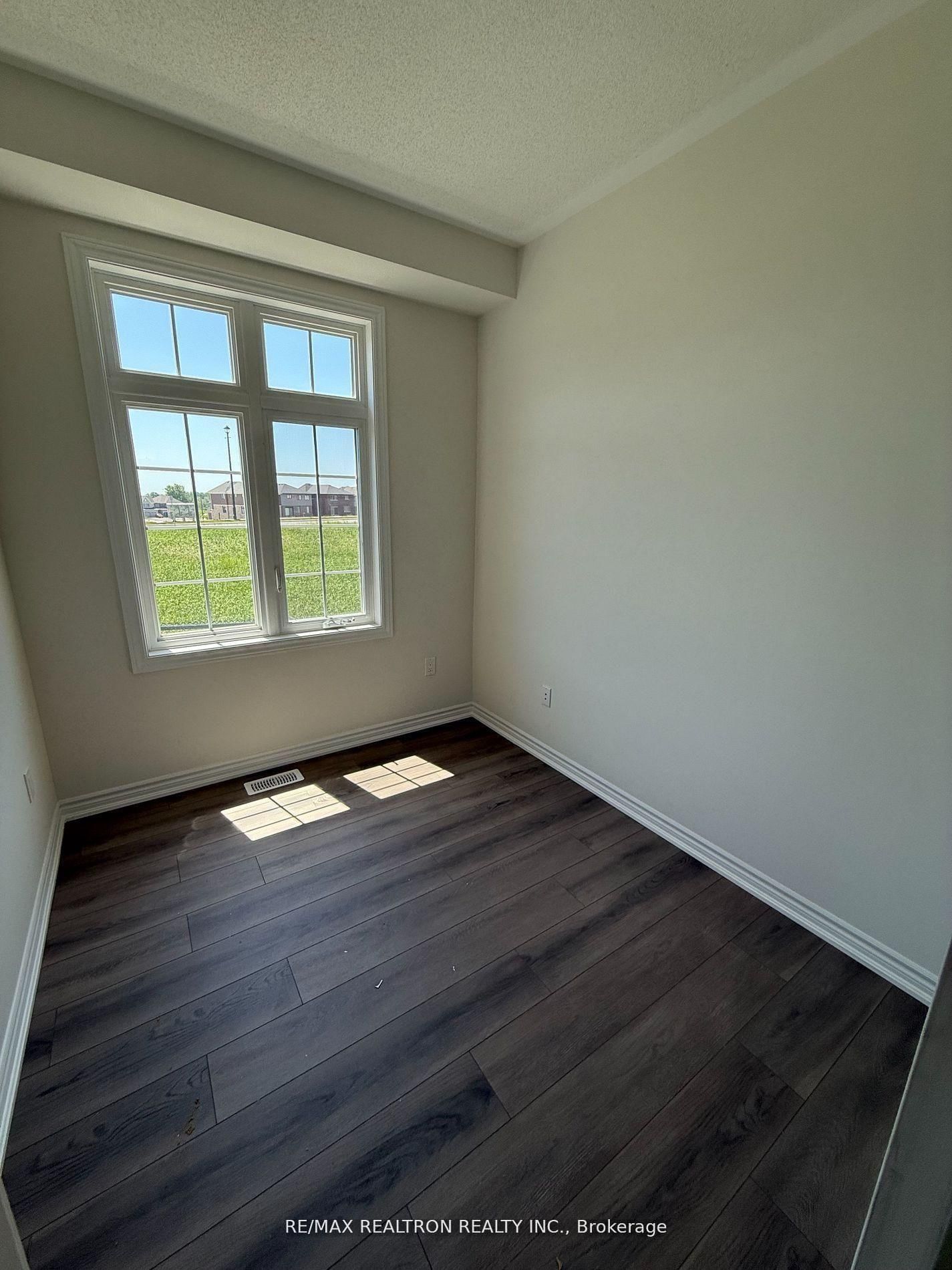 465 Hornbeck Street E - Photo 8