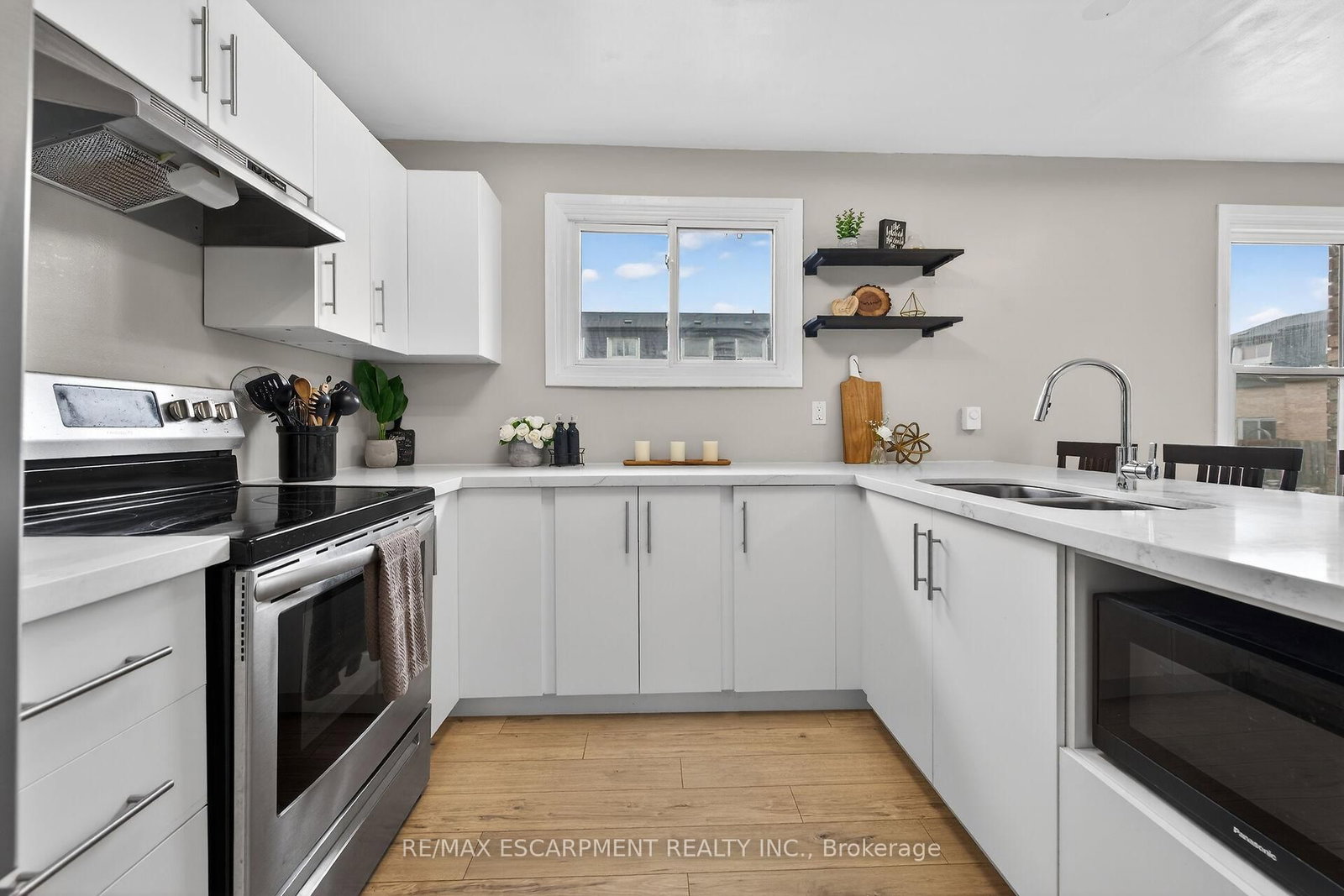 Townhouse for sale at 23 Rosedale Court, Hamilton, Ontario, L8B 4G1 - Stoney Creek - MLS: X12892916