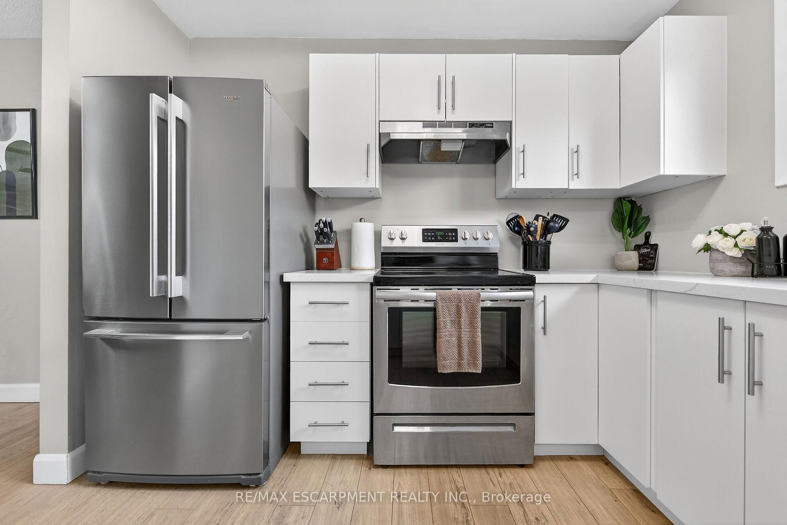 Townhouse for sale at 23 Rosedale Court, Hamilton, Ontario, L8B 4G1 - Stoney Creek - MLS: X12892916