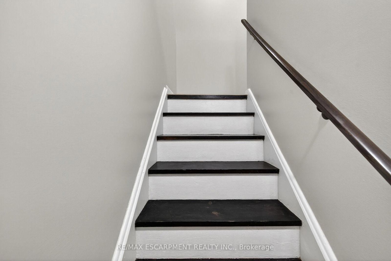 Townhouse for sale at 23 Rosedale Court, Hamilton, Ontario, L8B 4G1 - Stoney Creek - MLS: X12892916