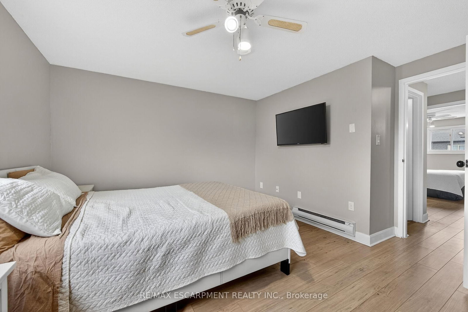 Townhouse for sale at 23 Rosedale Court, Hamilton, Ontario, L8B 4G1 - Stoney Creek - MLS: X12892916