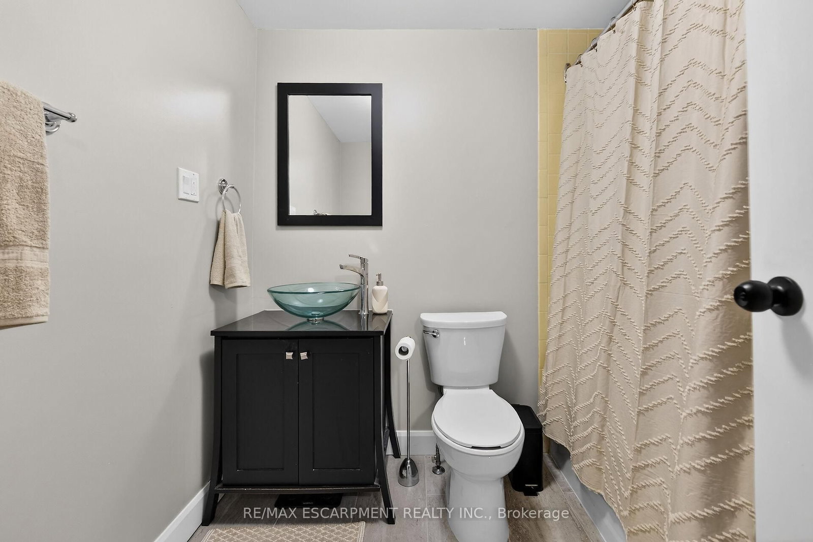 Townhouse for sale at 23 Rosedale Court, Hamilton, Ontario, L8B 4G1 - Stoney Creek - MLS: X12892916