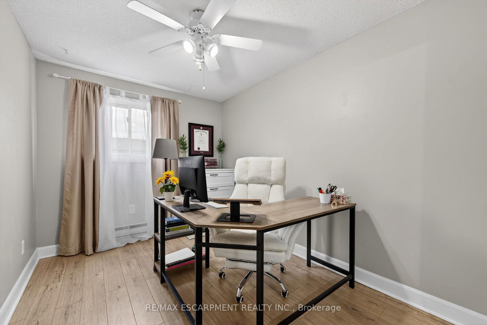 Townhouse for sale at 23 Rosedale Court, Hamilton, Ontario, L8B 4G1 - Stoney Creek - MLS: X12892916