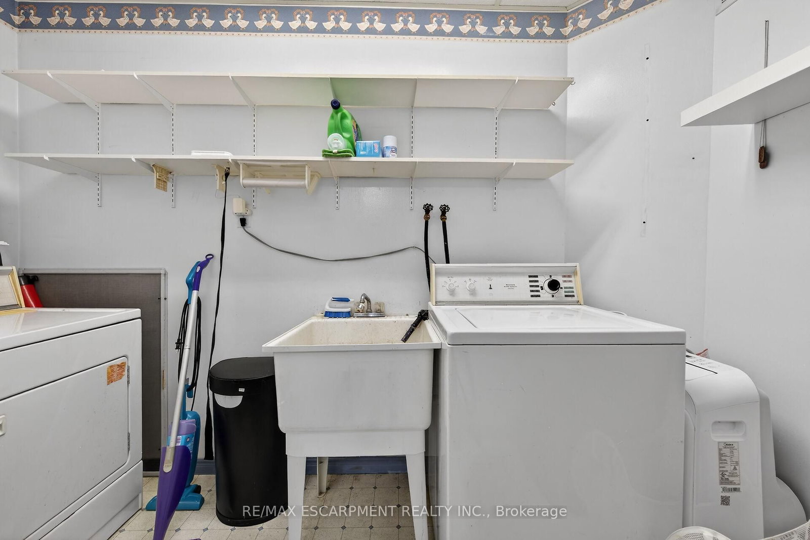 Townhouse for sale at 23 Rosedale Court, Hamilton, Ontario, L8B 4G1 - Stoney Creek - MLS: X12892916