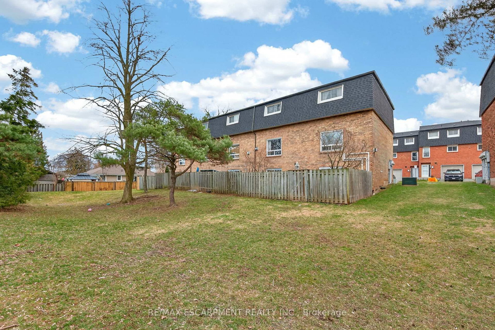 Townhouse for sale at 23 Rosedale Court, Hamilton, Ontario, L8B 4G1 - Stoney Creek - MLS: X12892916