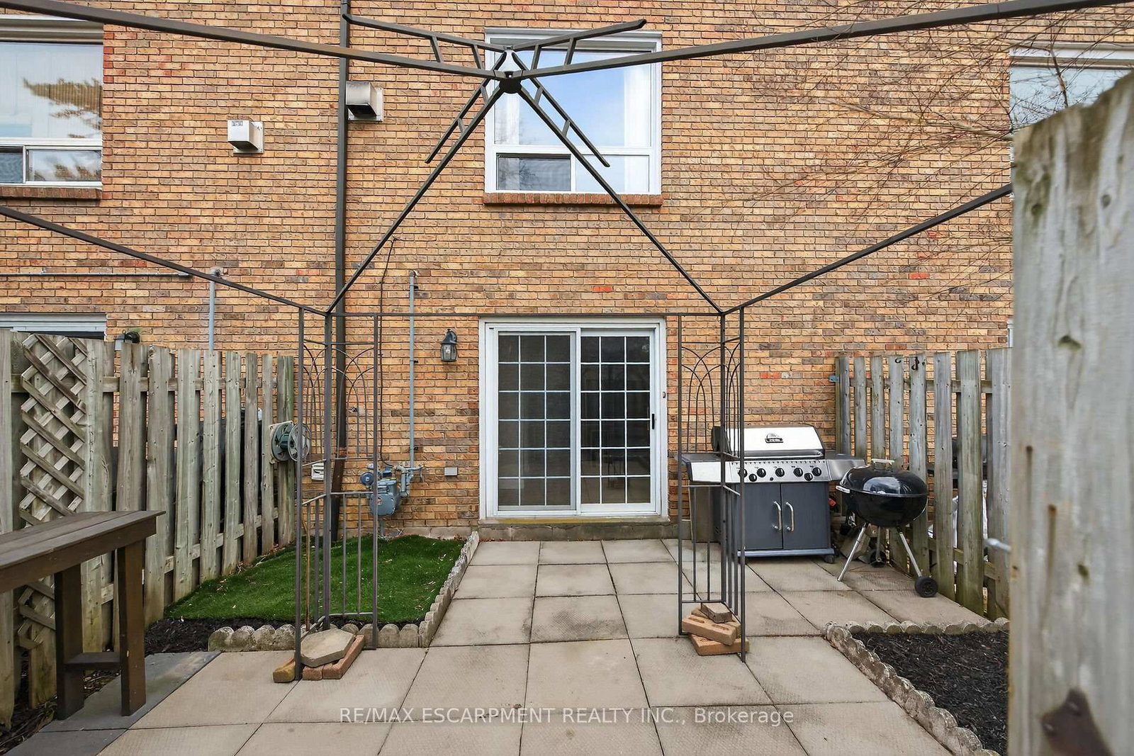 Townhouse for sale at 23 Rosedale Court, Hamilton, Ontario, L8B 4G1 - Stoney Creek - MLS: X12892916