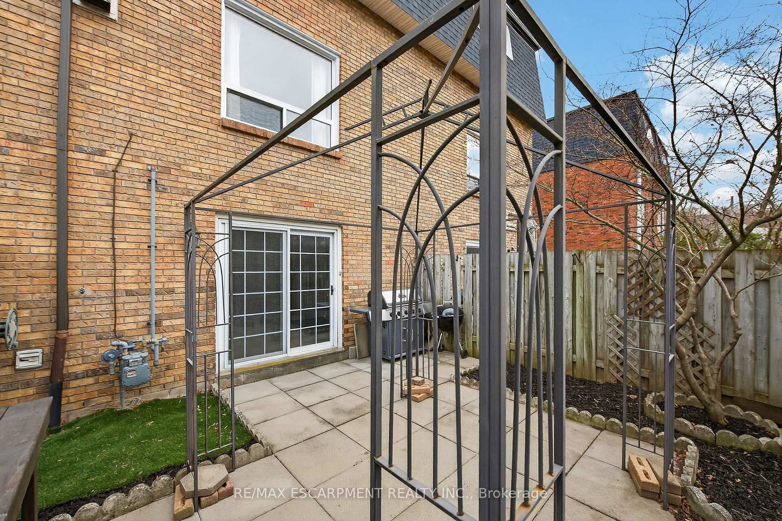 Townhouse for sale at 23 Rosedale Court, Hamilton, Ontario, L8B 4G1 - Stoney Creek - MLS: X12892916