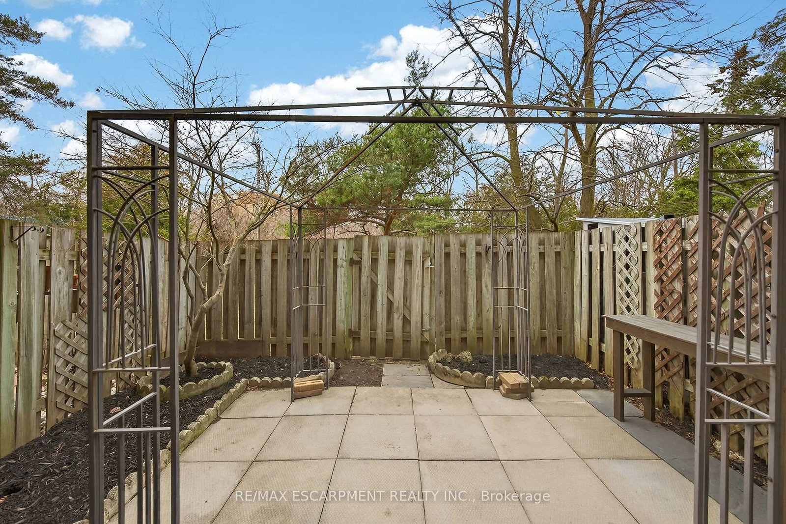 Townhouse for sale at 23 Rosedale Court, Hamilton, Ontario, L8B 4G1 - Stoney Creek - MLS: X12892916