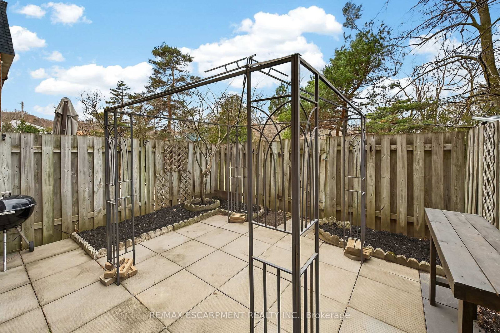 Townhouse for sale at 23 Rosedale Court, Hamilton, Ontario, L8B 4G1 - Stoney Creek - MLS: X12892916