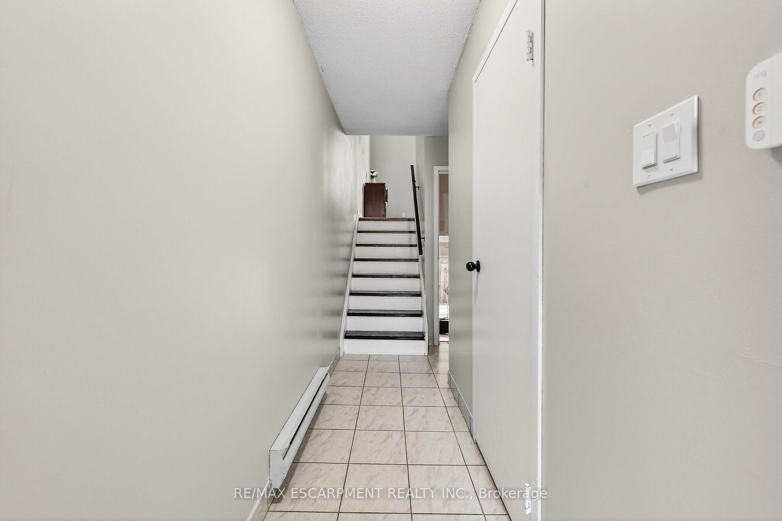 Townhouse for sale at 23 Rosedale Court, Hamilton, Ontario, L8B 4G1 - Stoney Creek - MLS: X12892916