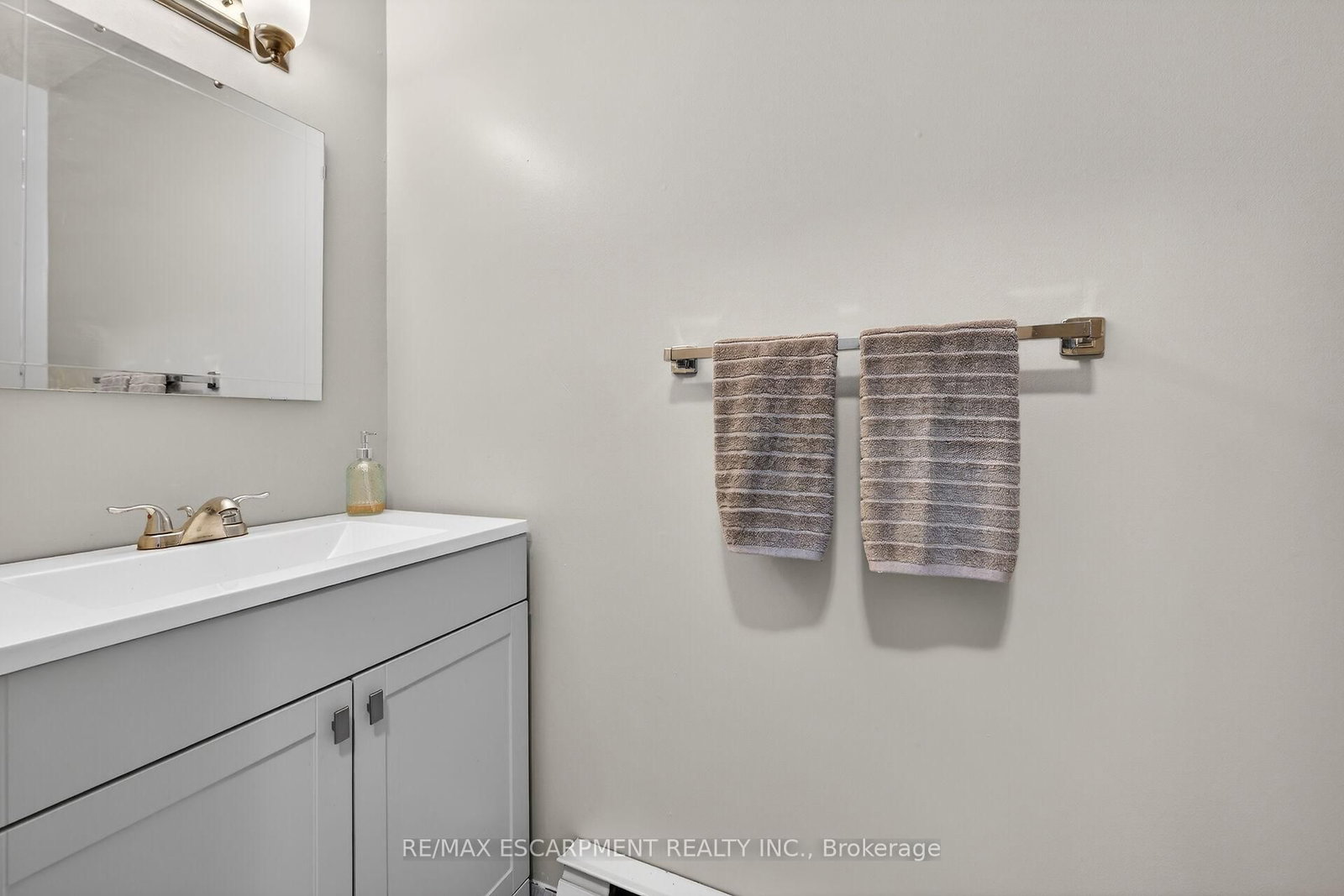 Townhouse for sale at 23 Rosedale Court, Hamilton, Ontario, L8B 4G1 - Stoney Creek - MLS: X12892916