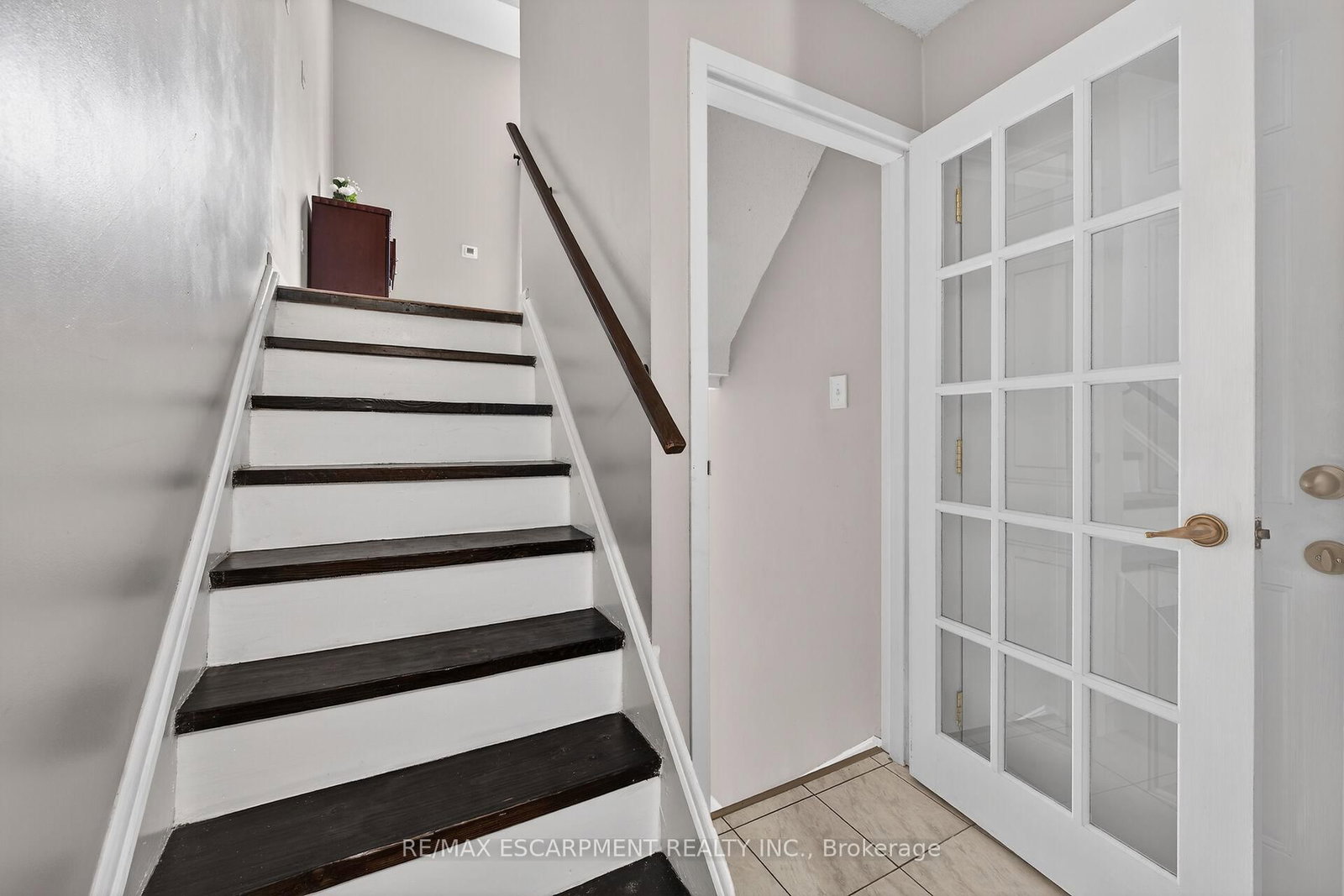 Townhouse for sale at 23 Rosedale Court, Hamilton, Ontario, L8B 4G1 - Stoney Creek - MLS: X12892916