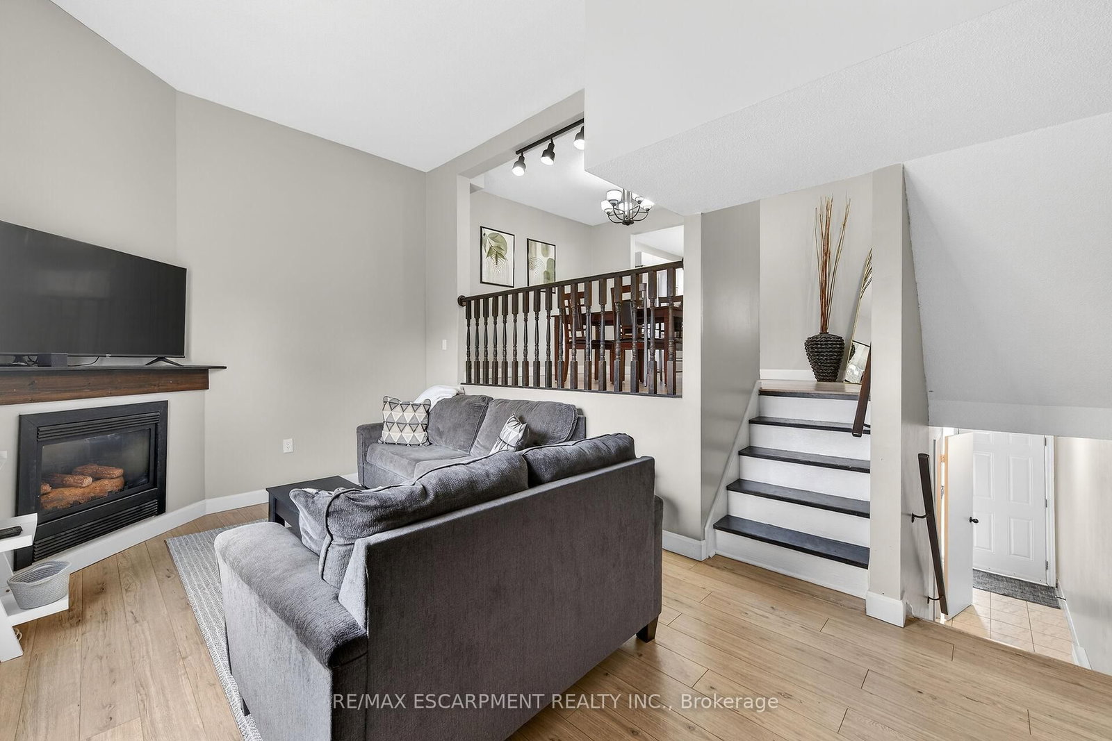 Townhouse for sale at 23 Rosedale Court, Hamilton, Ontario, L8B 4G1 - Stoney Creek - MLS: X12892916