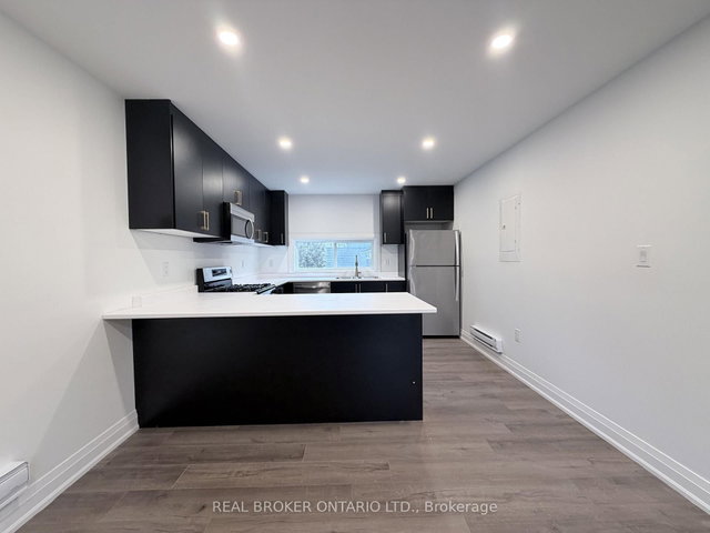 Upper - 184 Ottawa Street S