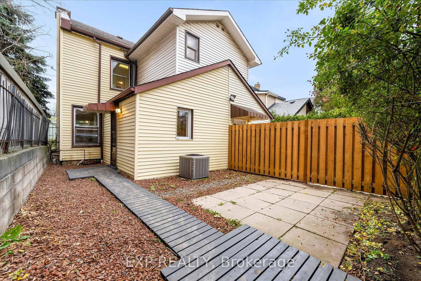 Townhouse for sale at 11 Ford Street, Hamilton, Ontario, L8N 2P4 - Corktown - MLS: X12893184