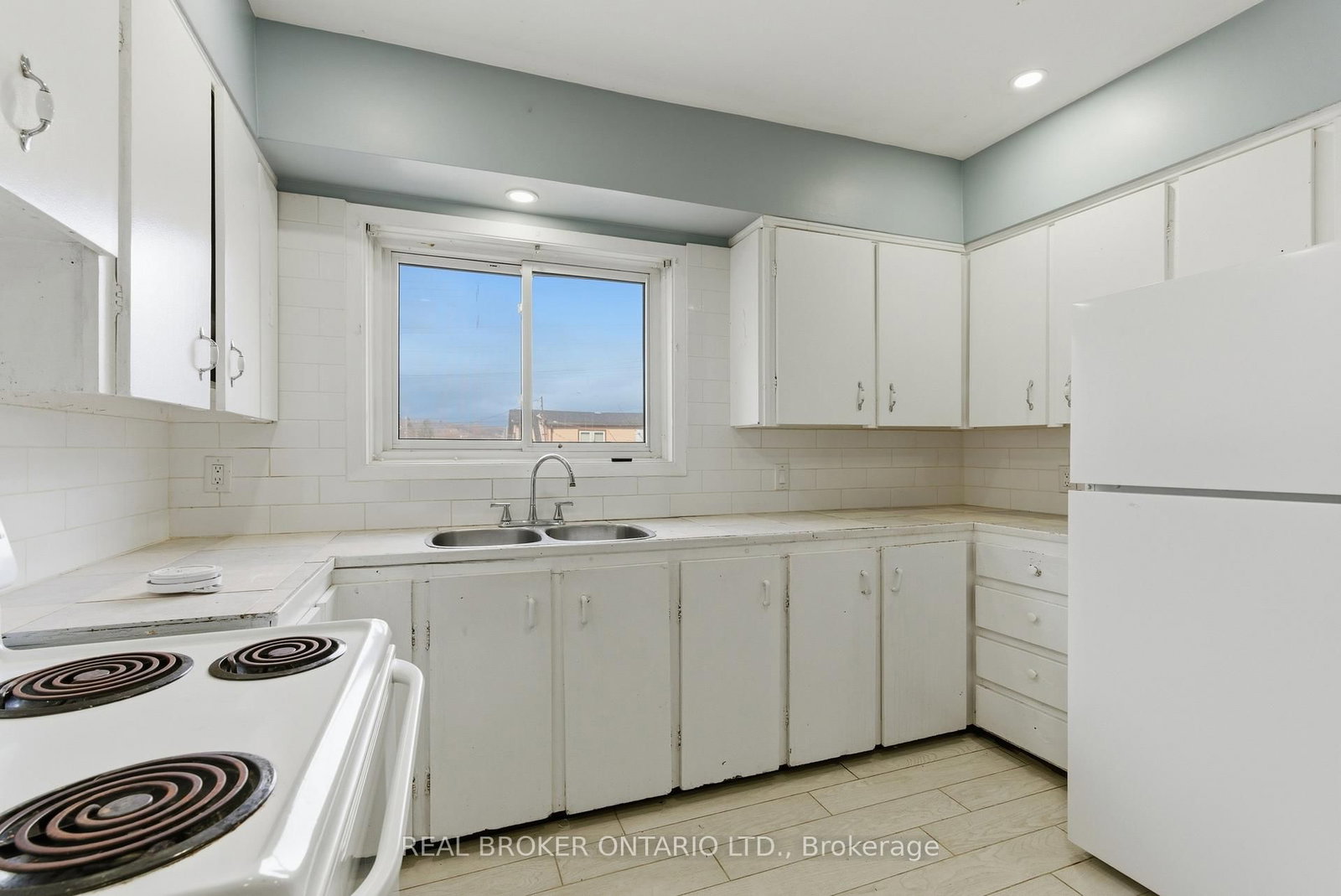 Detached House for sale at 880 LAWRENCE Road, Hamilton, Ontario, L8K 2A3 - Rosedale - MLS: X12893418