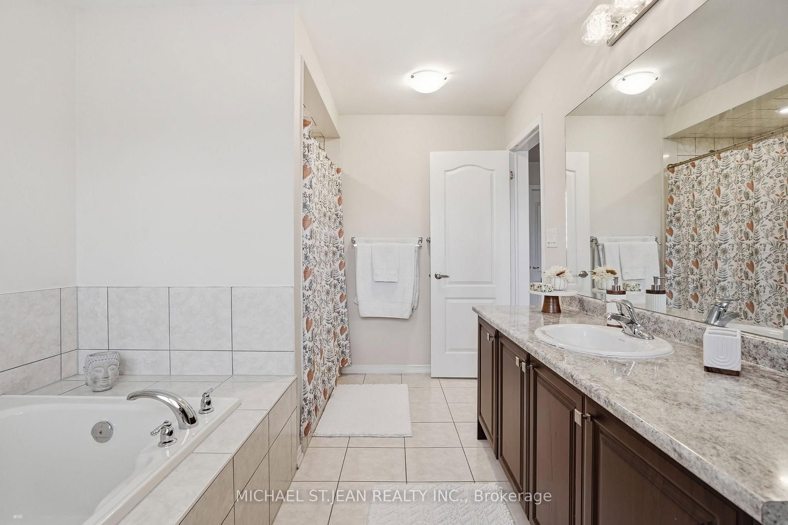 Detached House for sale at 62 Esther Crescent, Thorold, Ontario, L3B 0G2 - Hurricane/Merrittville - MLS: X12893646