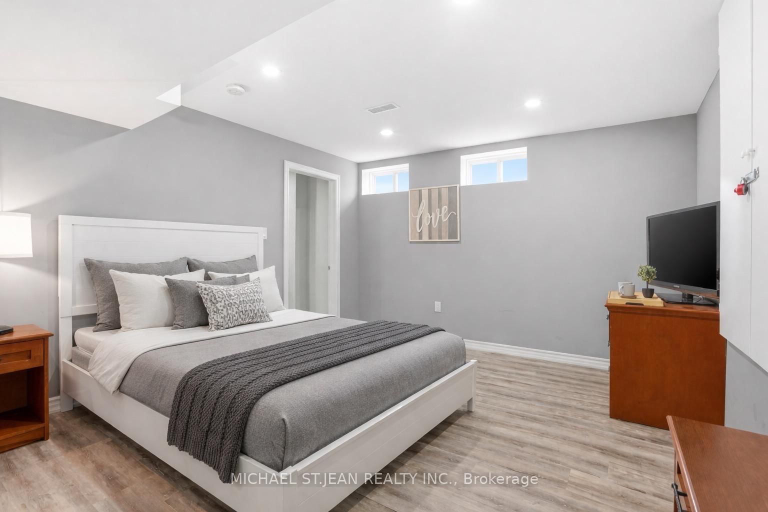 Detached House for sale at 62 Esther Crescent, Thorold, Ontario, L3B 0G2 - Hurricane/Merrittville - MLS: X12893646