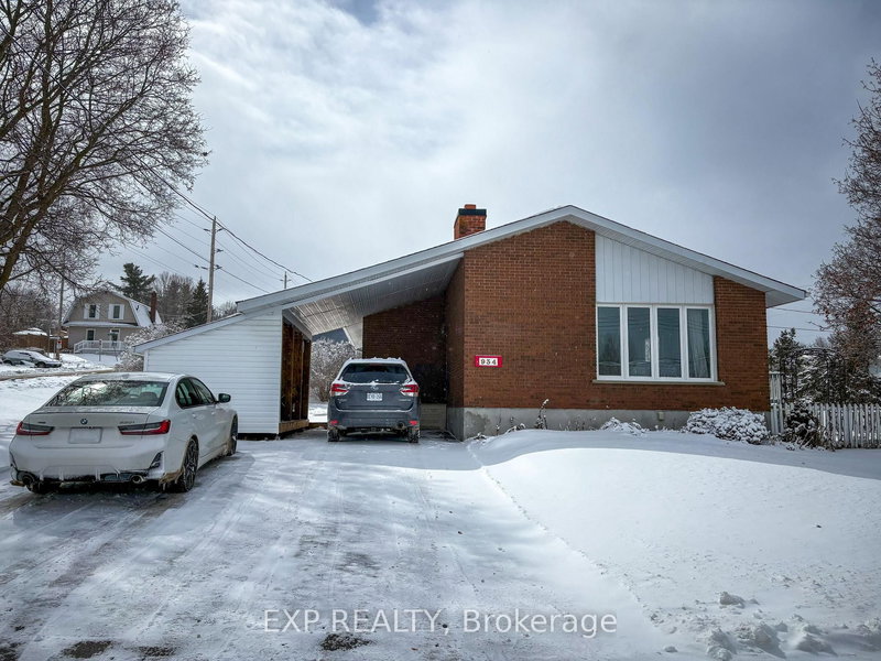home for sale on 934 Raglan Street S