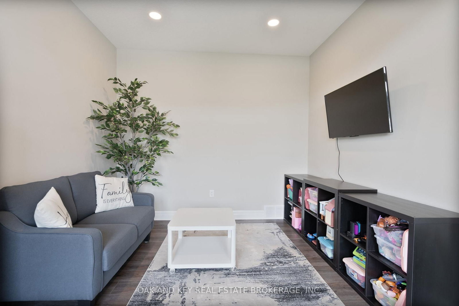 Detached House for sale at 25 Hardy Court, Lucan Biddulph, Ontario, N0M 2J0 - Lucan - MLS: X12894196