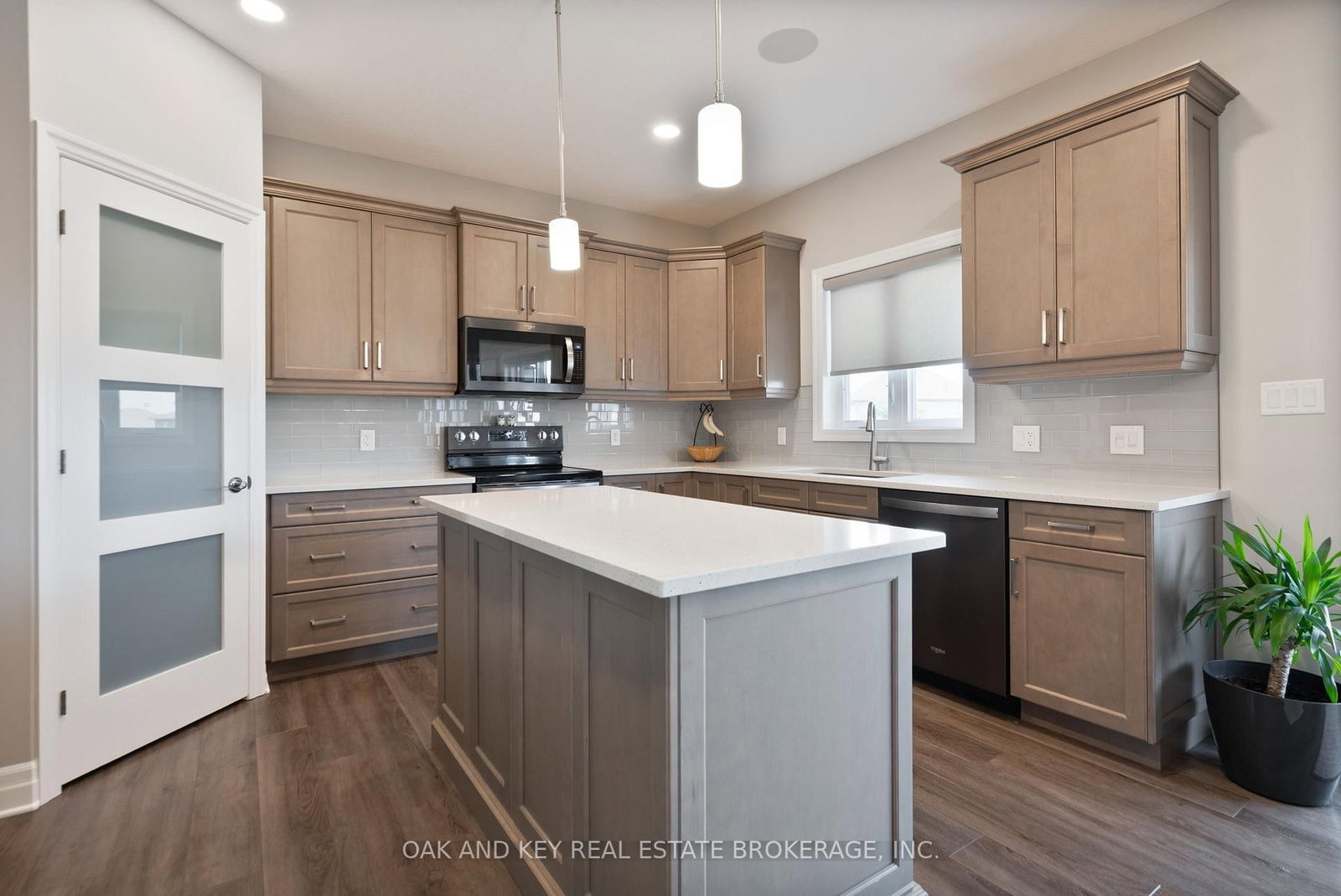 Detached House for sale at 25 Hardy Court, Lucan Biddulph, Ontario, N0M 2J0 - Lucan - MLS: X12894196