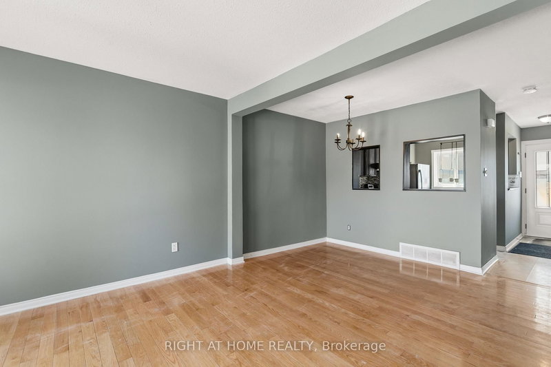 4338 Meadowvale Lane, Ottawa, K1B 5A2 | Image 3