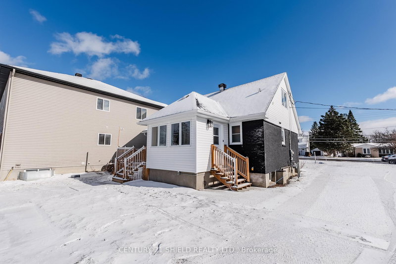 2030 Pitt St, Cornwall, K6J 5G1 | Image 3