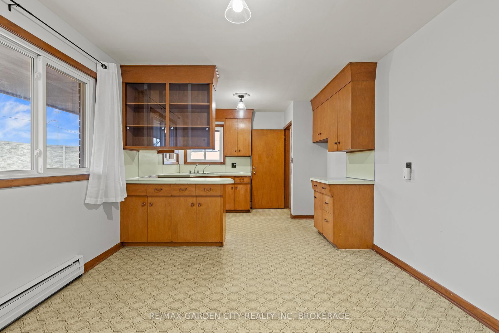 Detached House for sale at 1 GLADMAN Avenue, St. Catharines, Ontario, L2N 4A2 - Rural Port - MLS: X12895894