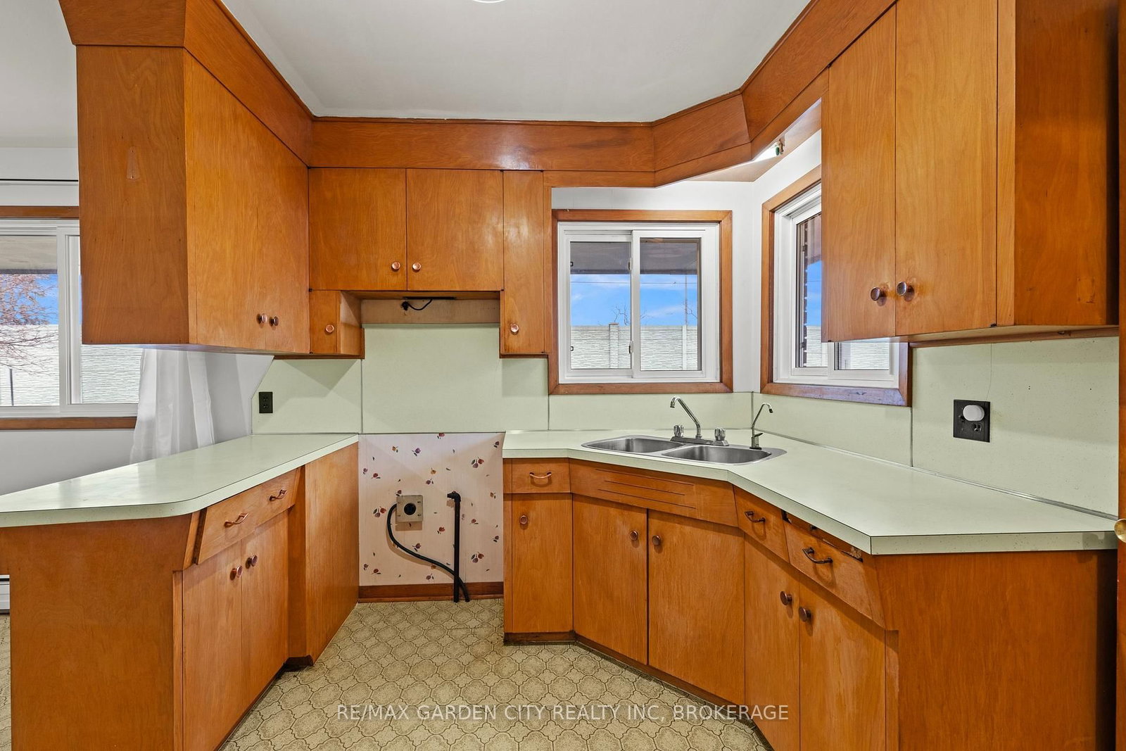 Detached House for sale at 1 GLADMAN Avenue, St. Catharines, Ontario, L2N 4A2 - Rural Port - MLS: X12895894