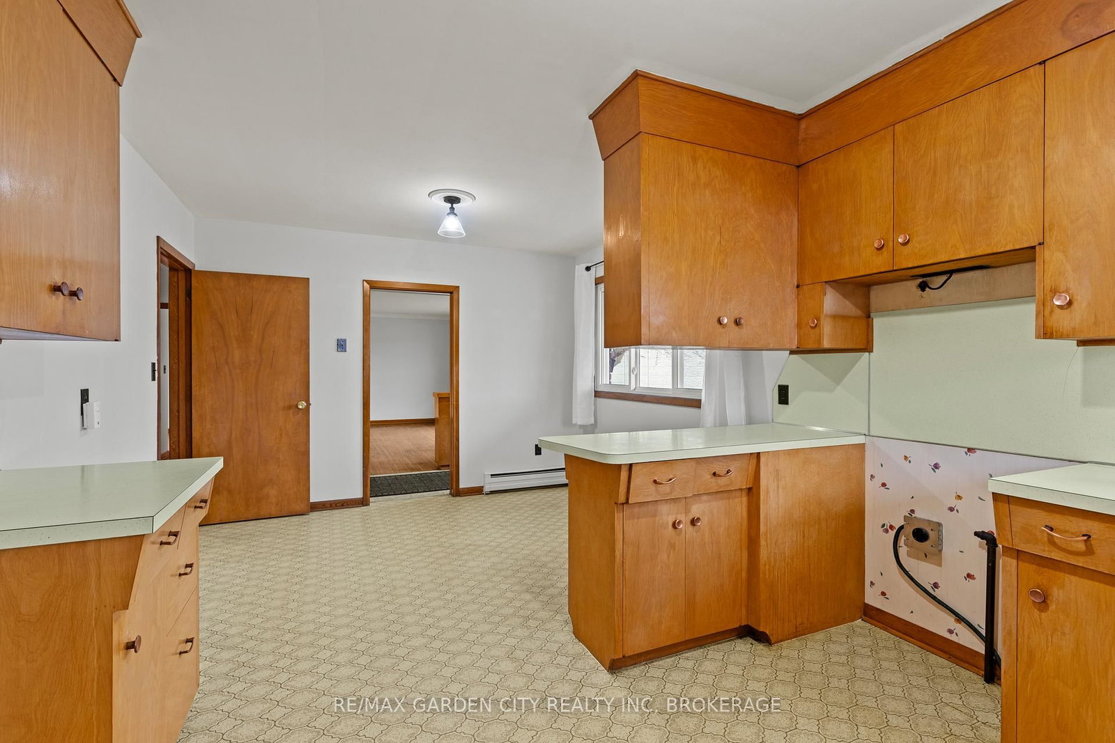 Detached House for sale at 1 GLADMAN Avenue, St. Catharines, Ontario, L2N 4A2 - Rural Port - MLS: X12895894