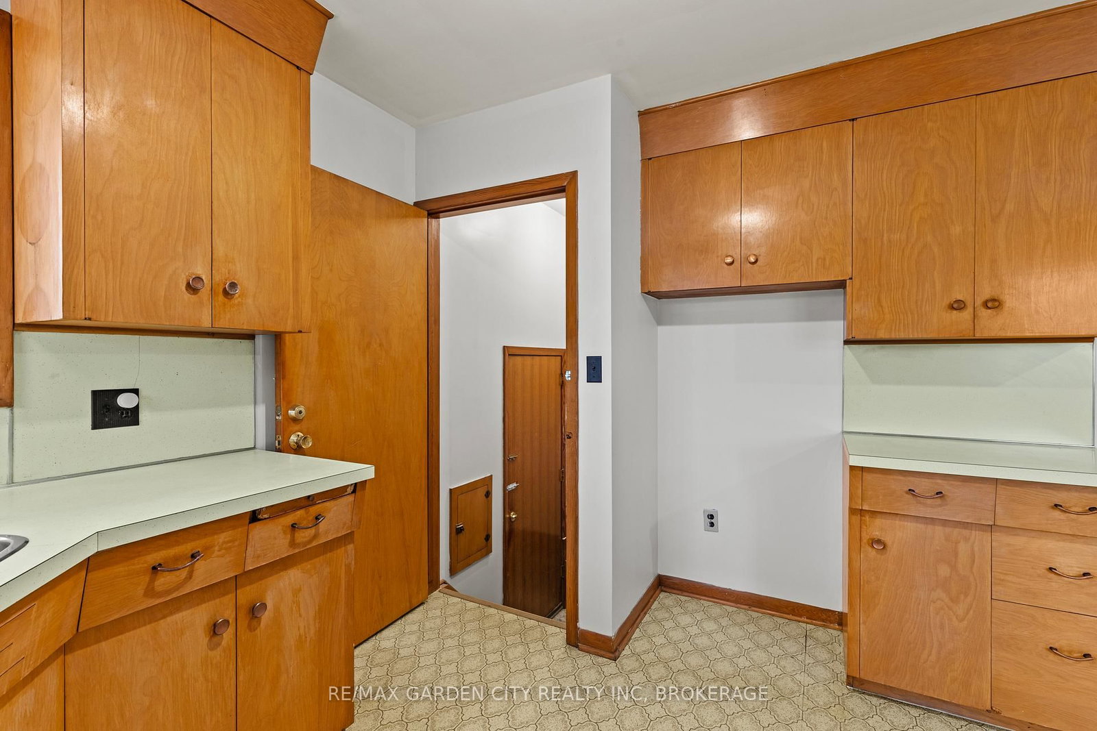 Detached House for sale at 1 GLADMAN Avenue, St. Catharines, Ontario, L2N 4A2 - Rural Port - MLS: X12895894