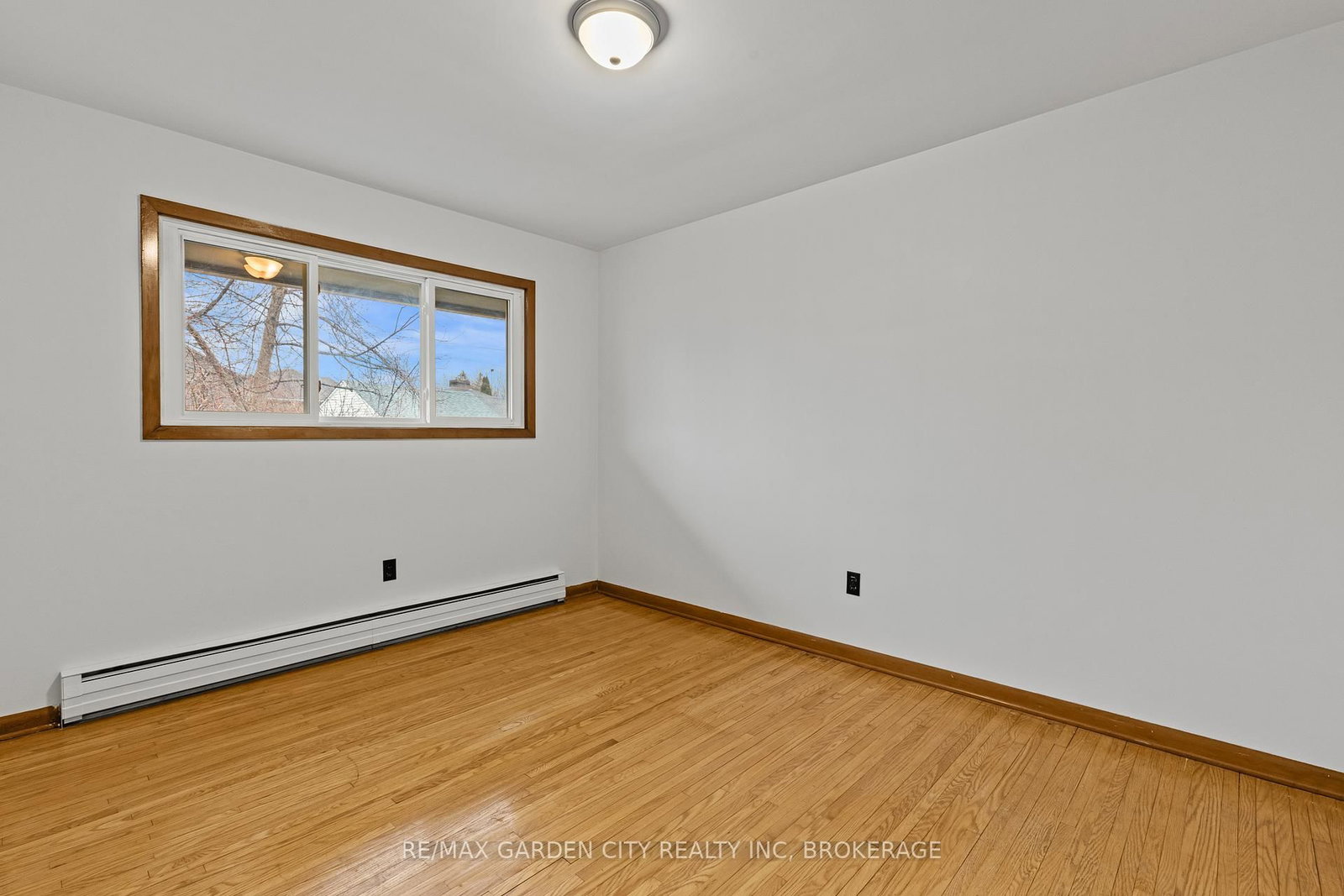 Detached House for sale at 1 GLADMAN Avenue, St. Catharines, Ontario, L2N 4A2 - Rural Port - MLS: X12895894