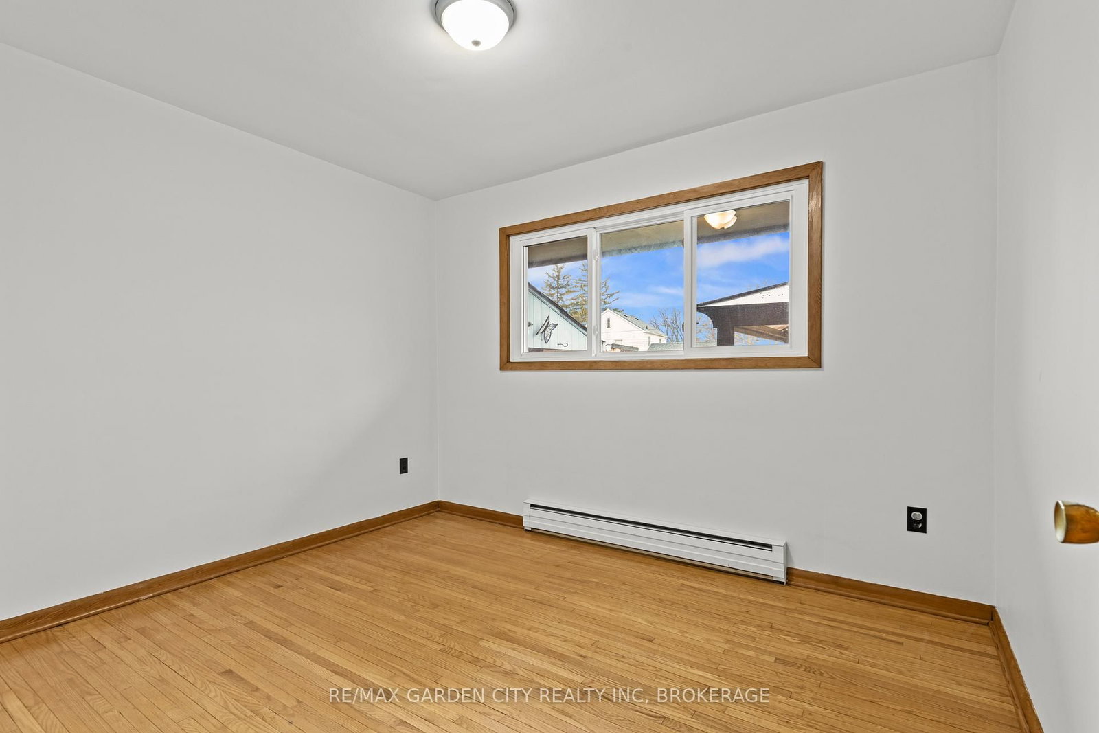 Detached House for sale at 1 GLADMAN Avenue, St. Catharines, Ontario, L2N 4A2 - Rural Port - MLS: X12895894