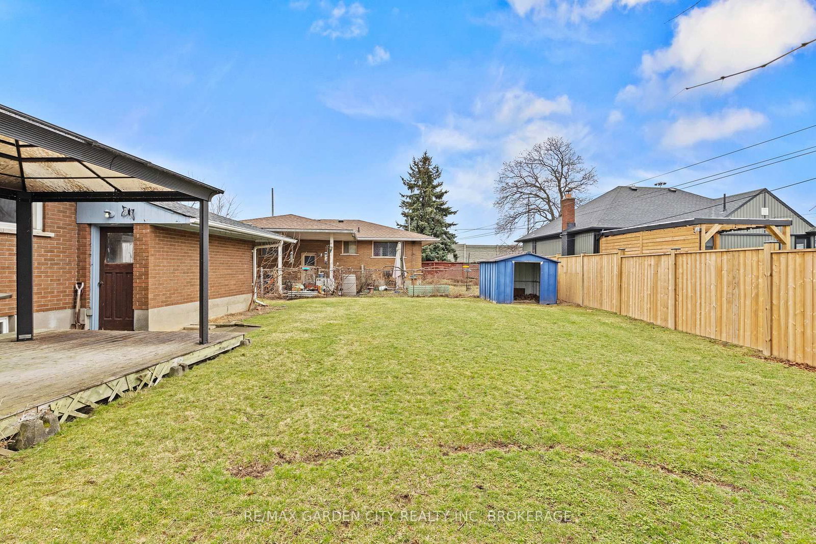 Detached House for sale at 1 GLADMAN Avenue, St. Catharines, Ontario, L2N 4A2 - Rural Port - MLS: X12895894