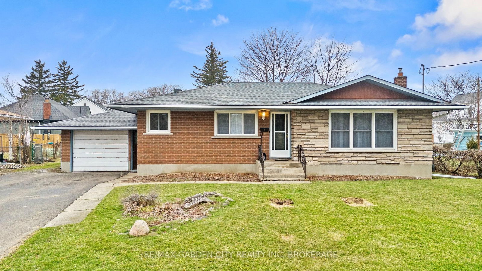 Detached House for sale at 1 GLADMAN Avenue, St. Catharines, Ontario, L2N 4A2 - Rural Port - MLS: X12895894