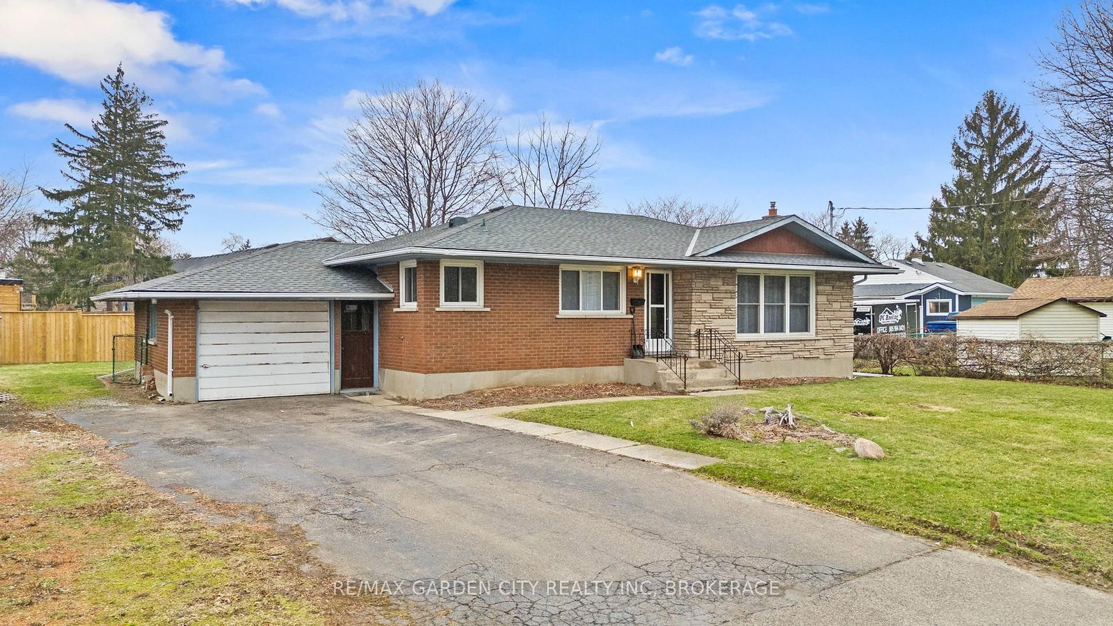 Detached House for sale at 1 GLADMAN Avenue, St. Catharines, Ontario, L2N 4A2 - Rural Port - MLS: X12895894